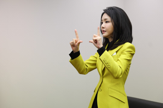 김건희 여사가 3일 서울 용산구 백범 김구기념관에서 열린 제3회 한국수어의 날 기념식 입장에 앞서 축하 메시지를 수어로 연습하고 있다.  [대통령실 제공]